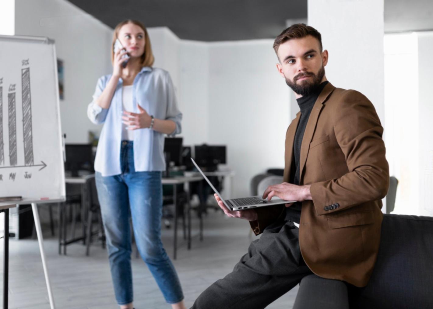 Teilnehmer in einem modernen Lernumfeld beim Finanzstrategie-Workshop
